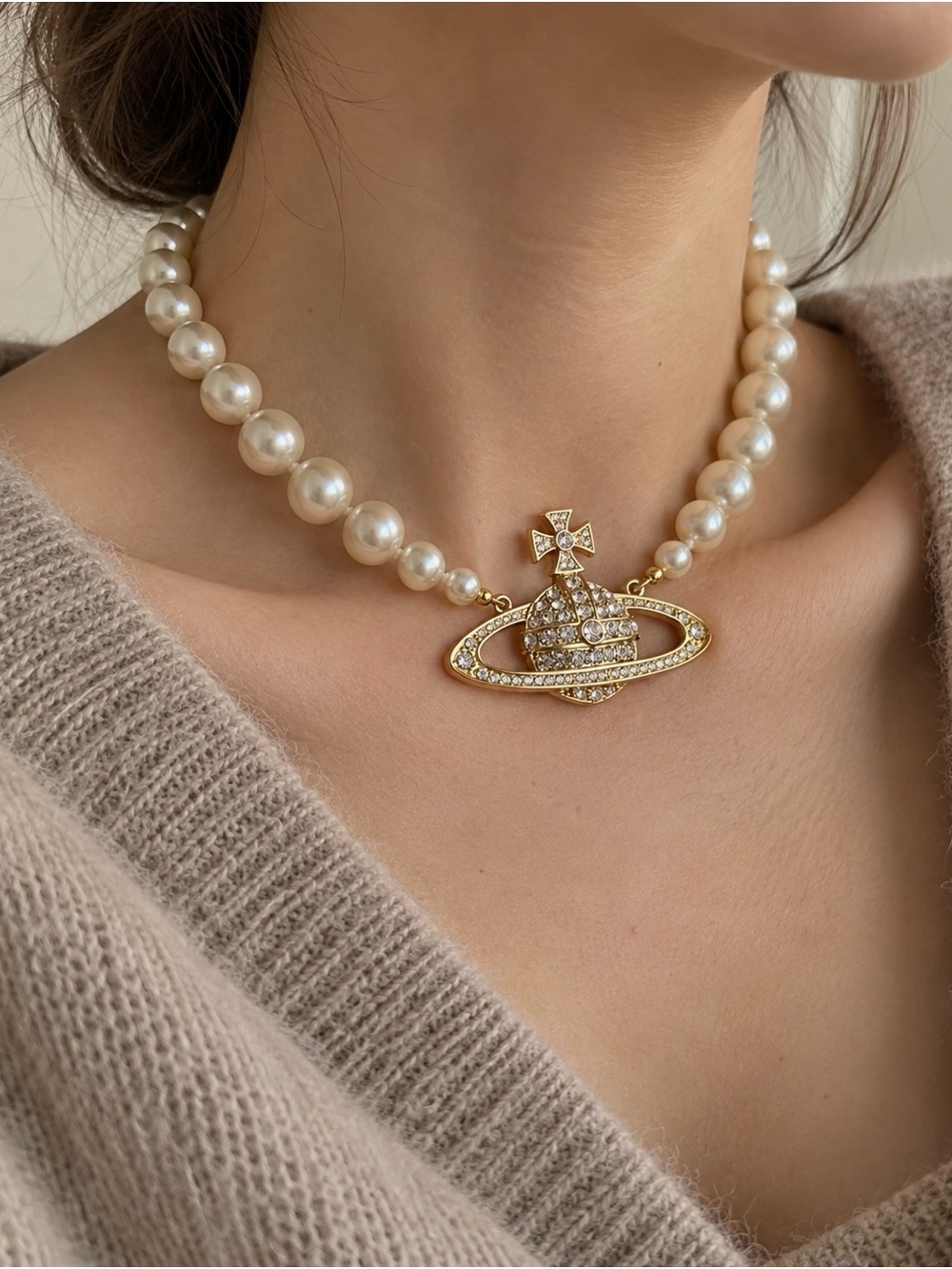 Vivienne Westwood One Row Pearl Bas Relief Choker – Gold / Cream Pearl - Picture 3 of 12